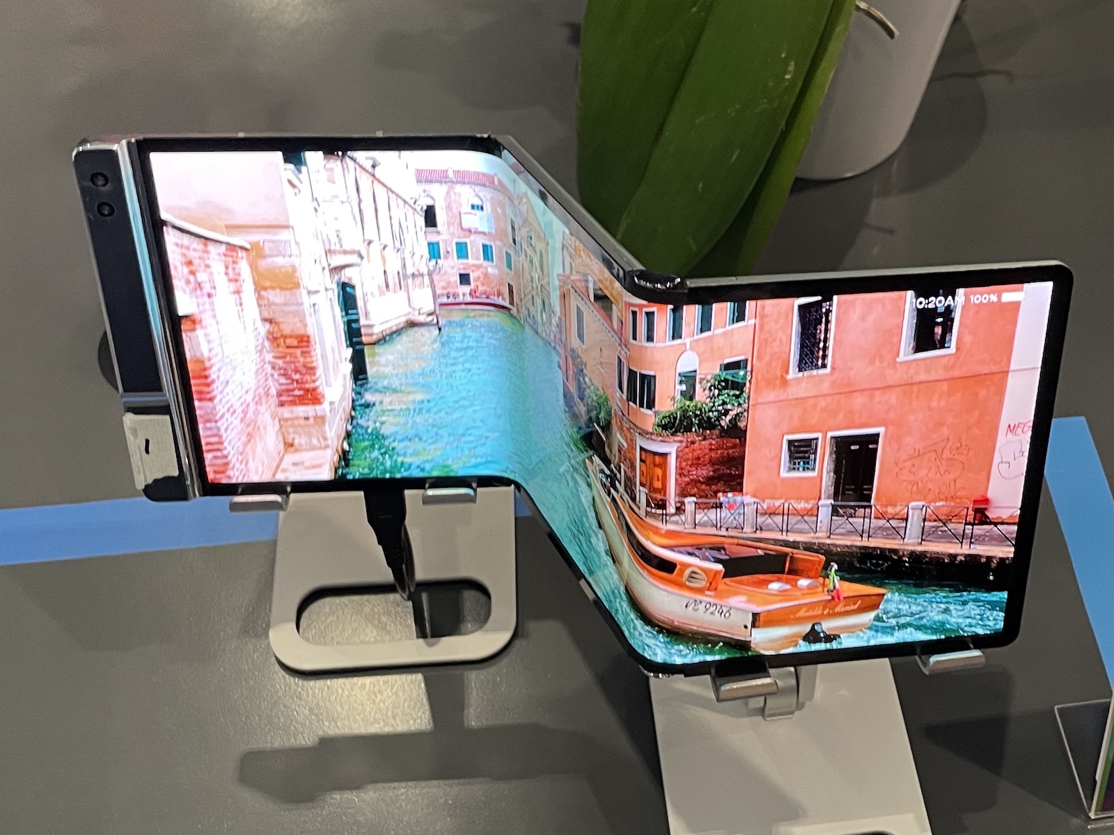 Ab Fold Nahi, Khinchegi Screen! Aageye Hain Stretchable OLED Displays
